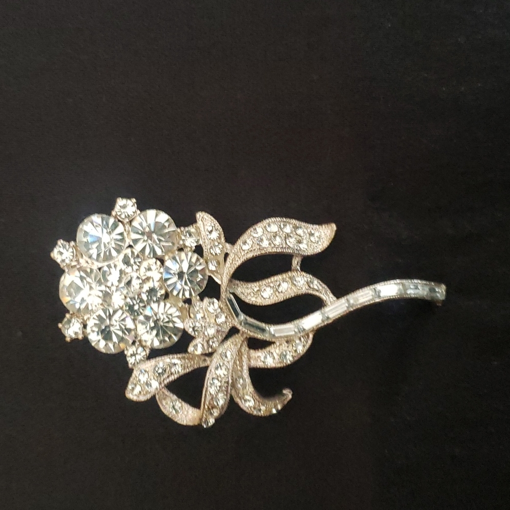 Beautiful Rhinestone Silvertone Rose Pendant